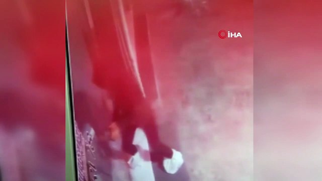 Bu da 'titiz' hırsız... Ayaklarına poşet geçiren hırsız kamerada