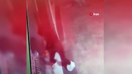 Bu da 'titiz' hırsız... Ayaklarına poşet geçiren hırsız kamerada