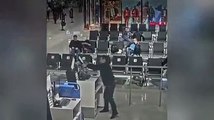 Uçağına geç kalan yolcu, havaalanını birbirine kattı