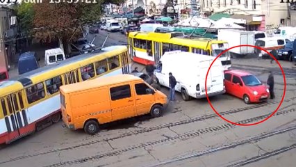 Tramvay yolunun tam ortasına park etti...
