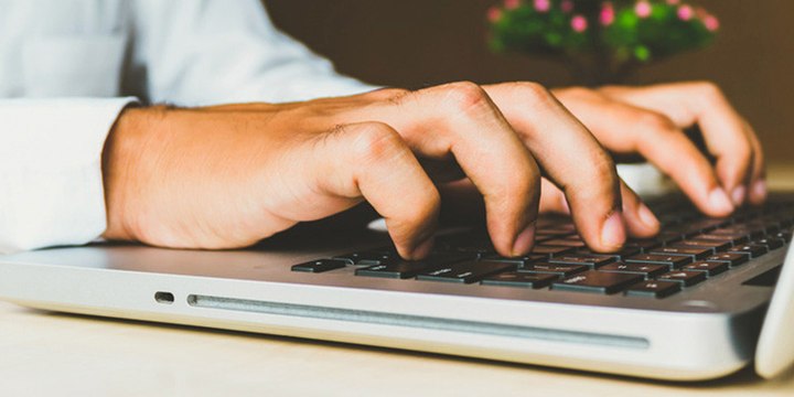 Este bloguero compra por 100 dólares un portátil de Apple destrozado y lo deja como nuevo sin gastar un centavo