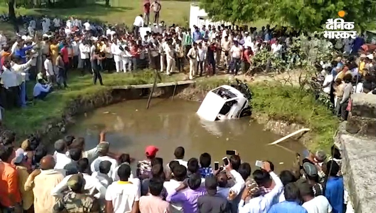 पानी से भरे गड्ढे में गिरी स्कूल वैन