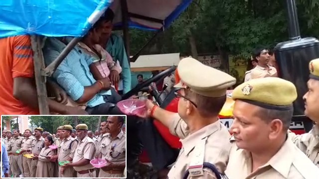 देखें वीडियो, यूपी में योगी सरकार के फैसले से आहत होमगार्ड्स ने हाथ में कटोरा लेकर भीख मांगी