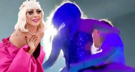 Lady Gaga, konserde kucak dansı yaparken hayranıyla birlikte sahneden düştü