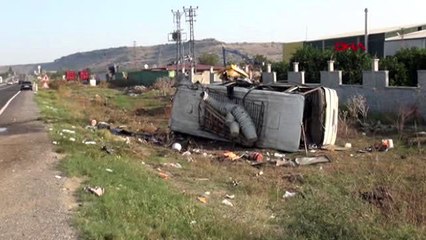 Hatay'da tarım işçilerini taşıyan midibüsle tır çarpıştı 20 yaralı