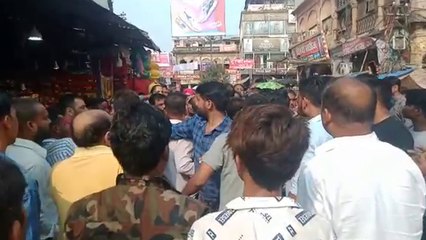 कमलेश तिवारी की हत्या के बाद सड़कों पर उतरे कार्यकर्ता, दुकानों को करवाया बंद