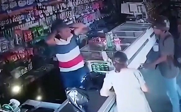 Un braqueur armé refuse de prendre l’argent d’une vieille dame et l’embrasse sur le front