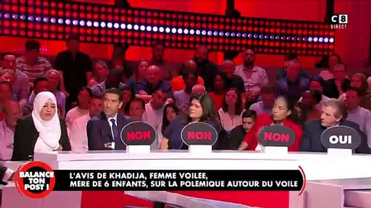 Sur le plateau de "Balance ton post" sur C8, Khadija explique pourquoi elle a choisi de porter le voile dans sa vie quotidienne - VIDEO