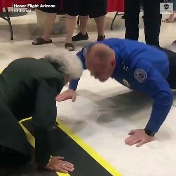 84 yaşındaki emekli ordu hemşiresi ve güvenlik görevlisinin şınav yarışı yaptığı anlar