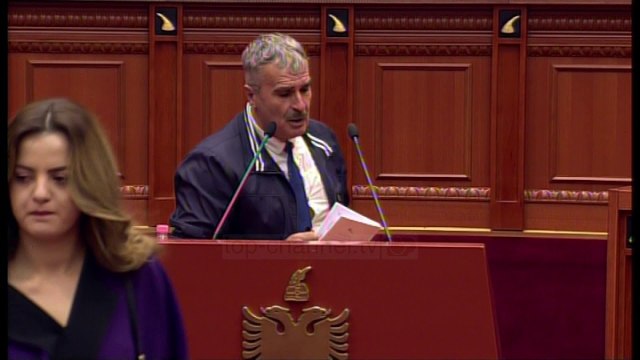 Gjuzi thyen etikën e veshjes në parlament, Ruçi i tërheq vëmendje