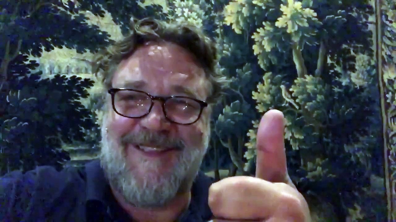 Russell Crowe'tan Cem Yılmaz'a 'Karakomik Filmler' tebriği