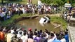 पानी भरे गड्ढे में स्कूल वैन गिरी, 3 बच्चों की मौत; गाड़ी को पीछे करते वक्त हादसा
