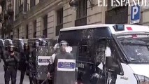 Un grupo de policías atacados con huevos y pintura blanca