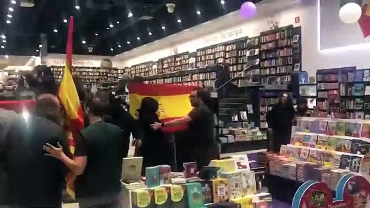 5 jóvenes con banderas y gritando '¡Viva España!' irrumpen en la presentación de un libro y a Pablo Iglesias le da el 'cagazo'