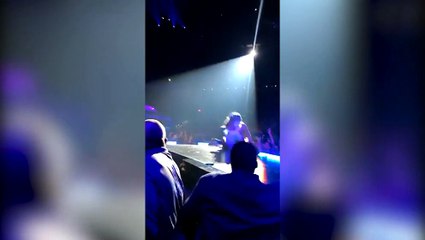 Lady Gaga se cae del escenario mientras un fan la agarraba