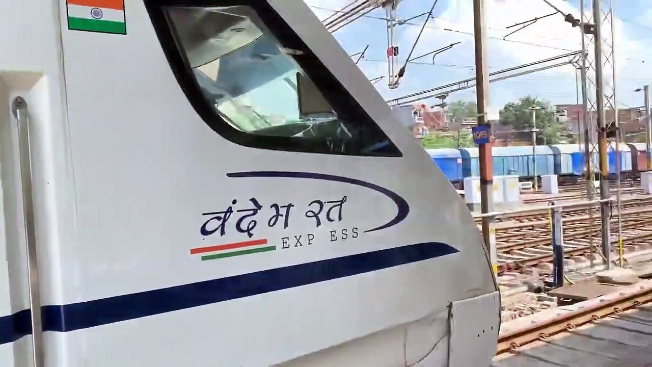 कानपुर में MEMU ट्रेन के पटरी से उतरने से हुई वंदे भारत एक्सप्रेस लेट हॉर्न बजाते हुए कानपुर से निकलती हुई