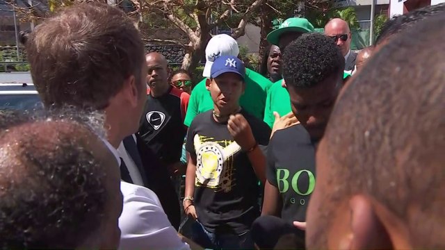 Macron à La Réunion conteste un homme qui se plaint de ses jolis mots : On m'a parfois reproché de ne pas en donner assez