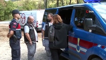 Ormana bırakılmak üzere toplanan köpeklerin yardımına hayvanseverler yetişti