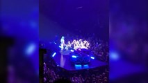 Lady Gaga cae del escenario junto aun fan en pleno recital en Las Vegas