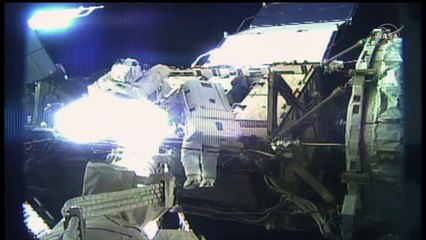 Mujeres estadounidenses realizan caminata espacial histórica