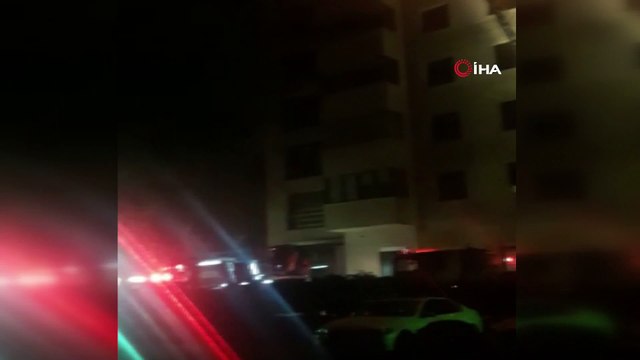 Kadıköy’de 12 katlı bir apartmanın 9. katında yangın çıktı. Yangında mahsur kalanlar olduğu belirtilirken, itfaiyenin çalışması sürüyor.