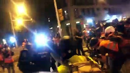 Un policia espanyol cau inconscient enmig dels atacs als manifestants a plaça d'Urquinaona