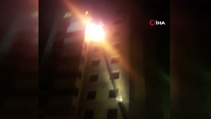 Kadıköy'de 12 katlı bir apartmanın 9. katında yangın çıktı.