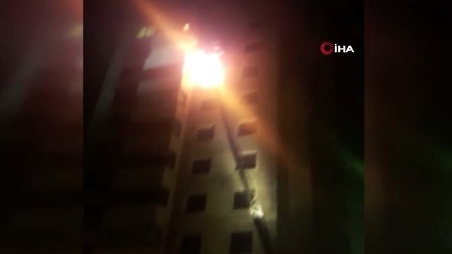 Kadıköy'de 12 katlı bir apartmanın 9. katında yangın çıktı.