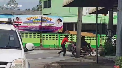 Kind-hearted postman pushes exhausted food vendor on her broken cart in Thailand