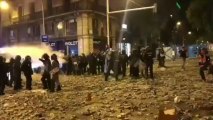 Los Mossos usan el camión de agua contra los manifestantes