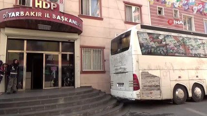 Engellere rağmen ailelerin HDP il binası önündeki eylemleri 46'ncı gününde