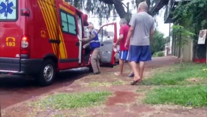 Homem é socorrido ao se machucar com cerâmica na Rua Manaus