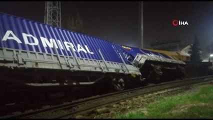 Mermer taşıyan yük treni devrildi