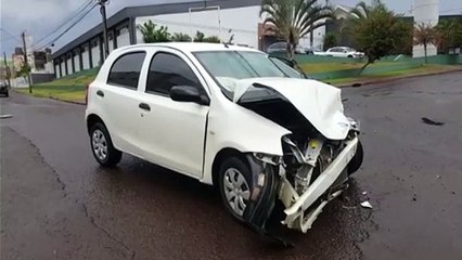 Carros batem em cruzamento no centro e dois ficam feridos