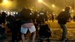 Los manifestantes arrancan adoquines en la plaza Urquinaona de Barcelona