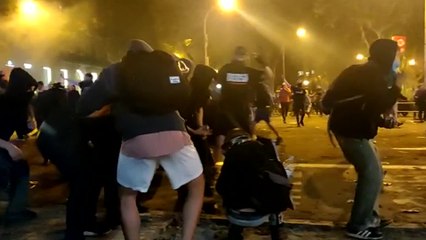 Los manifestantes arrancan adoquines en la plaza Urquinaona de Barcelona