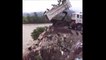 Honteux, ce camion déverse des tonnes de déchets dans une rivière !
