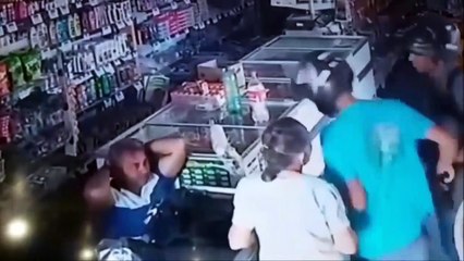 Le plus gentil braqueur du monde... Ce qu'il fait pour rassurer une femme est incroyable