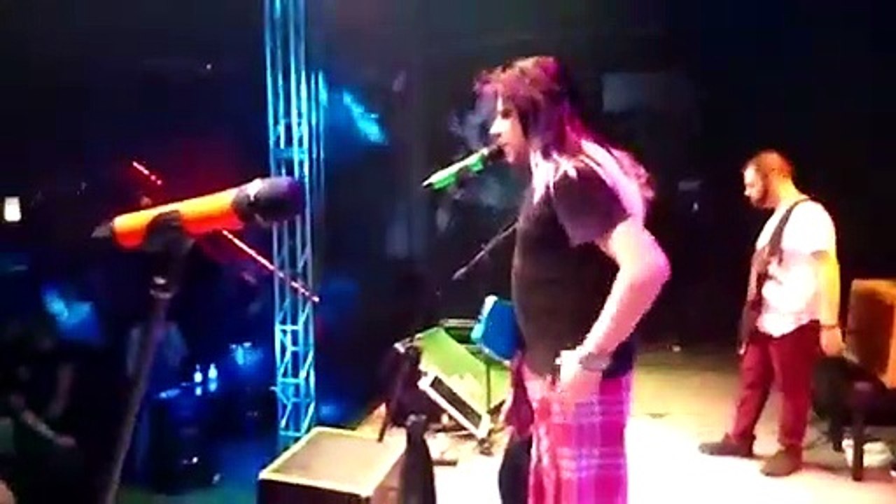 Músico de Curitiba tira peruca em show para homenagear fã com câncer