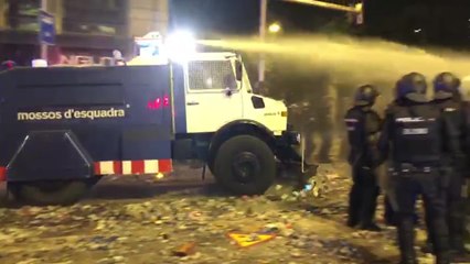 Скачать видео: Los Mossos estrenan su cañón de agua en la Via Laietana para apartar barricadas