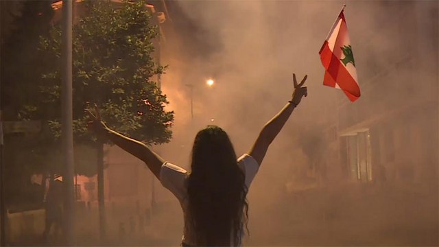 قوات الأمن اللبنانية تستخم خراطيم المياه والغاز المدمع لتفريق المتظاهرين