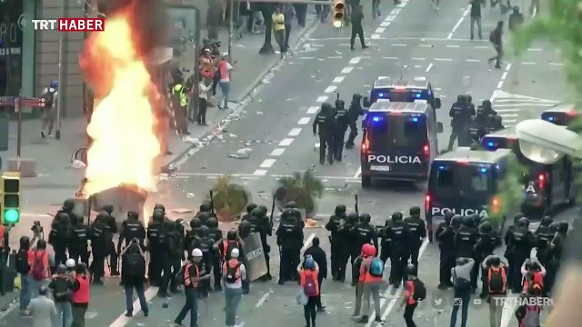 İspanya'da protestocular Barcelona sokaklarını savaş alanına çevirdi