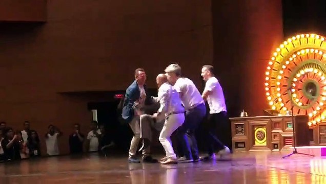 Ünlü oyuncu havaya uçtu