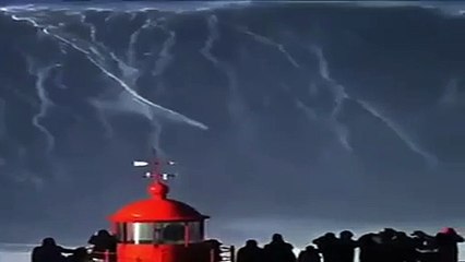 Este surfista reclama el récord mundial tras surfear una ola de 30 metros