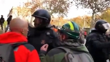 "¿Qué república ni qué 'collons'? La república no existe, idiota": la respuesta de un mosso a un independentista