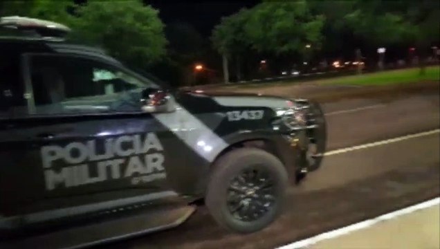 Equipes da Polícia Militar fazem fiscalização a ônibus na Avenida Tancredo Neves
