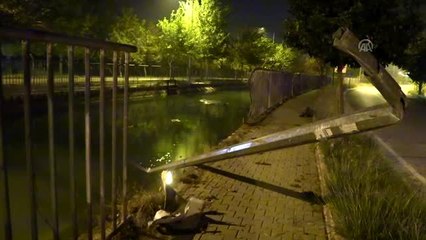 Sulama kanalına düşen otomobilin sürücüsü aracı bırakıp kaçtı