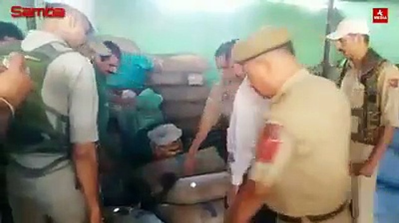 त्योहारों के इस सीजन में बेचा जा रहा लोगों को मीठा जहर