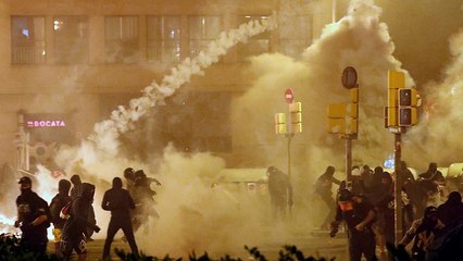 Barcelona vive la noche de protestas más violenta desde que comenzaron los altercados