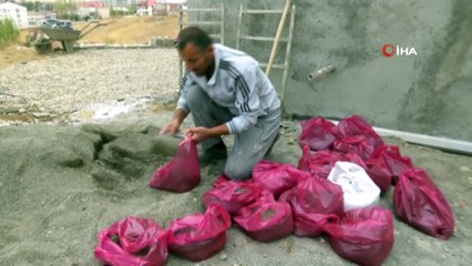 Poşetlere doldurduğu kumla kışa karşı önlem alıyor